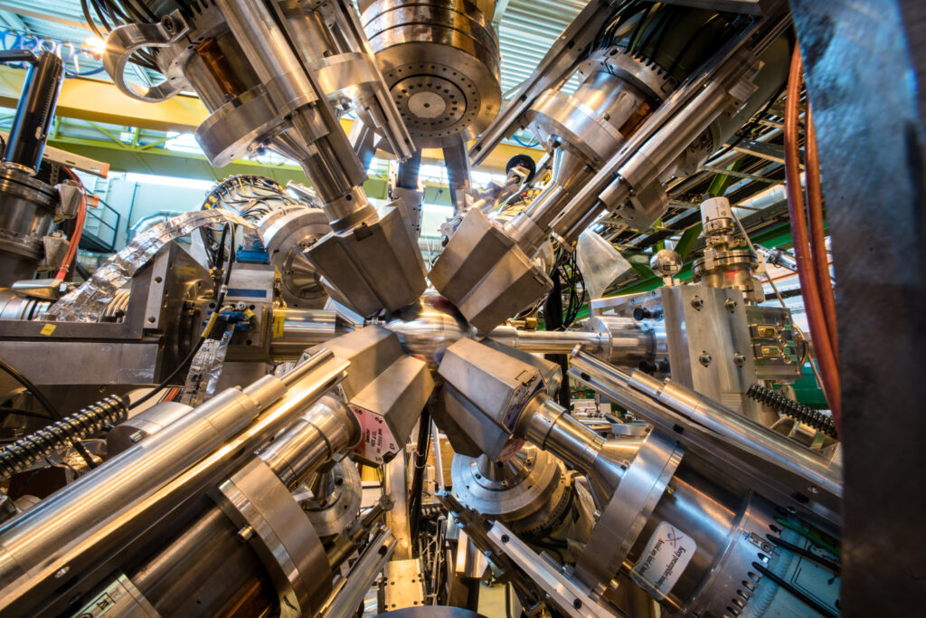 Zestaw detektorów do rejestracji promieniowania gamma, MINIBALL, służący m.in. do badania reakcji jądrowych wywoływanych przez wiązki radioaktywne w ISOLDE (© CERN).